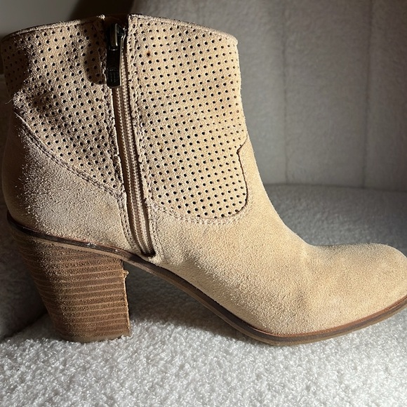Vince Camuto Holden Genuine Suede ankle boots - Picture 4 of 4